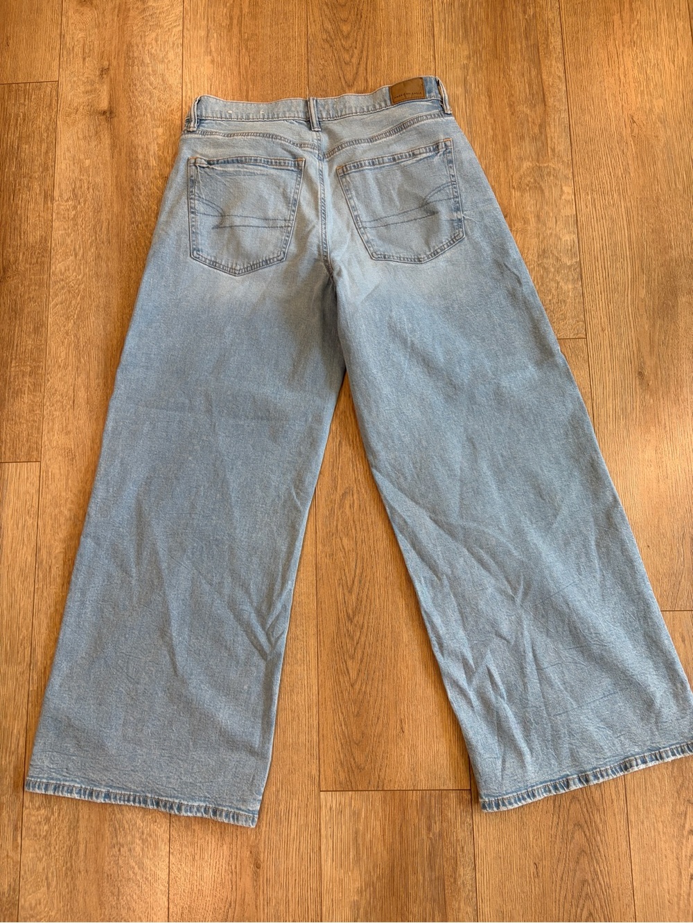 American Eagle Strigid Low-Rise Ultra Wide Leg Jeans Size 4 Light Wash - Picture 4 of 9